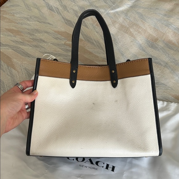 Coach Tan and Cream Leather Handbag with crossbody strap - Picture 4 of 8